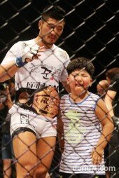 [동아포토]로드FC 새 챔피언 권아솔, ‘붕어빵’ 가족