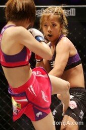 [동아포토]로드FC 송가연 데뷔전, 상대를 제압하는 눈빛