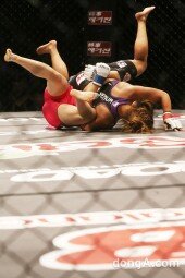 [동아포토]로드FC 데뷔전 송가연-에미 야마모토, 어이쿠