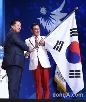 [동아포토]인천AG 한국선수단 결단식 ‘휘날리는 태극기’