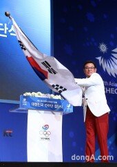 [동아포토]박순호 선수단장 ‘인천AG 한국선수단 결단식서 태극기 휘날리며’