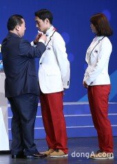 [동아포토]인천아시안게임 ‘선수단에게 응원의 스카프를!’