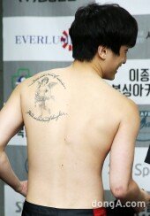 [동아포토]제아 김태헌, 흰피부에 타투 시선고정