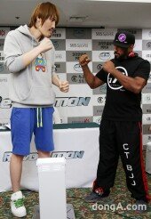 [동아포토]‘골리앗’ 최홍만, 덤빌테면 덤벼~