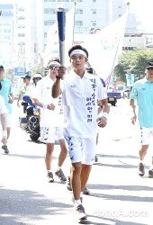 [동아포토]제국의아이들 동준 ‘성화봉송 위해 스타트!’