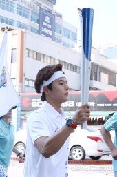 [동아포토]제국의 아이들 동준 ‘성화들고 힘찬 뜀걸음!’