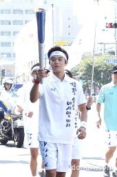 [동아포토]제국의아이들 동준 ‘성화들고 긴장된 시작!’