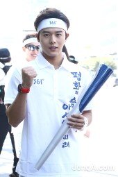 [동아포토]제국의아이들 동준 ‘힘찬 화이팅으로 성화 봉송 시작!’