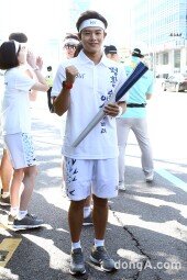 [동아포토]동준 성화 봉송 ‘잘 뛸 수 있습니다!’