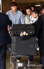 [동아포토]류현진 ‘몸집만한 짐끌고 귀국’