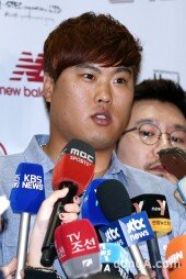 [동아포토]류현진 “시즌 마치고 돌아왔습니다”