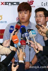 [동아포토]류현진 ‘류뚱의 겸손한 손’