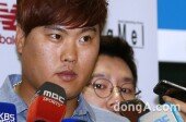 [동아포토]류현진 귀국 ‘날카로운 눈빛’