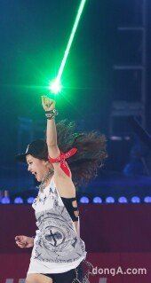 [동아포토]‘반지의 요정’ 손연재 “레이저를 받아라”