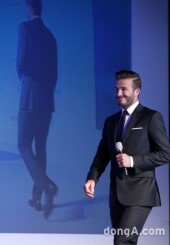 [동아포토]데이비드 베컴.. 걸어다니는 조각이네