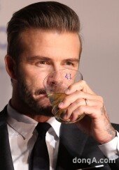 [동아포토]데이비드 베컴 “위스키 한잔 해요”