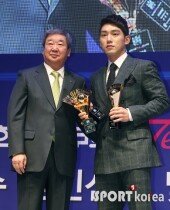 [포토] 서건창 ‘트로피가 3개’