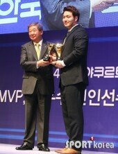 [포토] 박병호 ‘양 손에 하나씩’