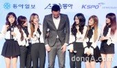 [동아포토] 고개숙인 남자 김신욱…에이핑크와 기념촬영을…