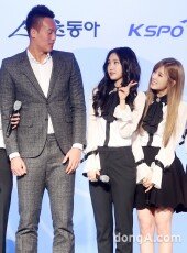 [동아포토]김신욱, 요정들과 아이컨택.. “꿈만 같아”