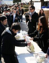 [동아포토]손연재 ‘캠퍼스 어택’.. 연세대 인산인해