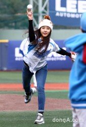 [동아포토]하지원 ‘깜찍한 털모자 시구~’