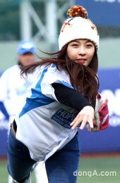 [동아포토]하지원 ‘깜찍한 털방울 시구~’