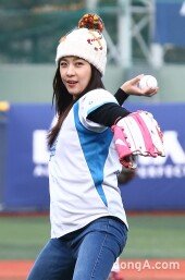 [동아포토]하지원 ‘액션여신의 시구!’