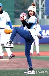 [동아포토]하지원 ‘추위 녹이는 야무진 와인드업!’