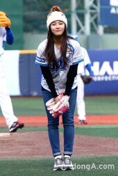 [동아포토]하지원 시구 ‘추위 녹이는 눈웃음 사인~’