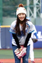 [동아포토]하지원 ‘시구 전 눈웃음 사인~’