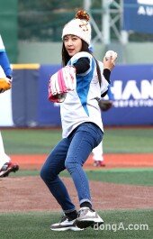 [동아포토]하지원 시구 ‘날렵하게~’