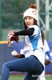 [동아포토]하지원 시구 ‘공 잡은 손이 제대로~’