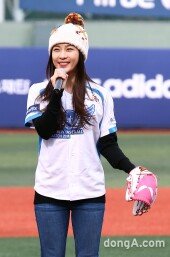 [동아포토]하지원 시구 ‘추위 녹이는 미소~’