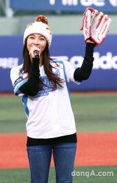 [동아포토]하지원 시구 ‘제가 한 번 해보겠습니다~’