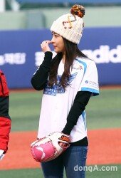 [동아포토]하지원 ‘겨울 야구장은 너무 추워~’