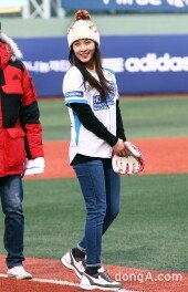 [동아포토]하지원 ‘12월 시구에 포인트는 털모자~’