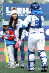 [동아포토]하지원 ‘꼬마 시타자 꼭 안고 시구 마무리~’