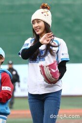 [동아포토]하지원 ‘시구 즐거웠어요~’