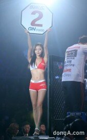 [동아포토]로드걸 민제이, 화려한 조명 받은 명품 각선미