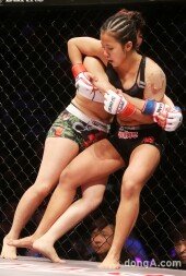 [동아포토]‘로드FC‘ 송가연 “떨어져”