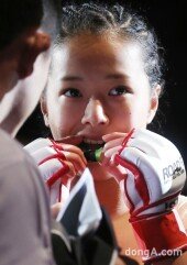 [동아포토]‘로드FC’ 마우스피스 입에 무는 송가연