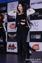 [동아포토]달샤벳 우희 ‘뻥뻥 뚫린 절개의상’