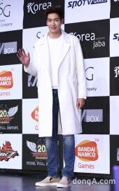 [동아포토]정겨운 ‘웬만한 비율은 엄두도 못 낼 화이트 코트 ’