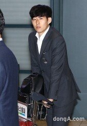 [동아포토]손흥민 ‘월드컵 때와 다른 환영인사에 얼떨떨~’