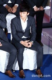 [동아포토]김진수 ‘격한 환영에 멍~’