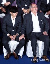 [동아포토]손흥민-슈틸리케 감독 ‘우리 선수들 참 잘했죠?’