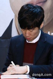 [동아포토]박지성 ‘언제나 반짝이는 결혼반지~’