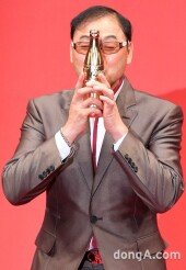 [동아포토]이봉주 금메달 감동 그대로~