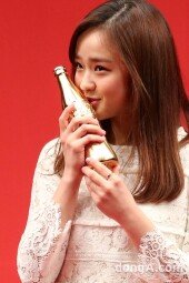 [동아포토]손연재, 금빛 콜라병에 달콤한 입맞춤
